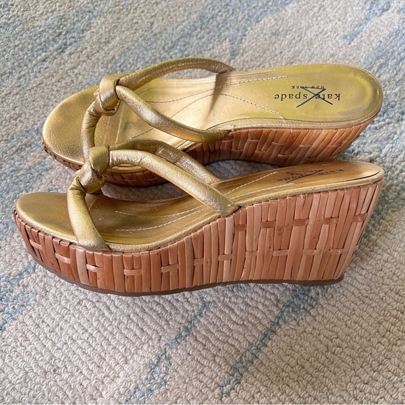 KATE SPADE METALLIC GOLD SOFT KNOT PLATFORM BAMBOO WEDGE SANDALS SZ 7 - Picture 9 of 11